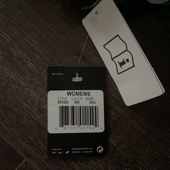 Women’s Nike Athletic Set - Picture 8 of 8